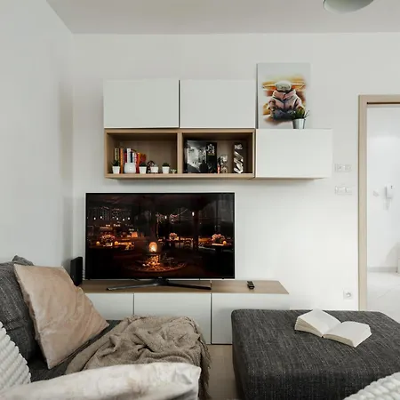 The Sunny Riverside Flat براغ